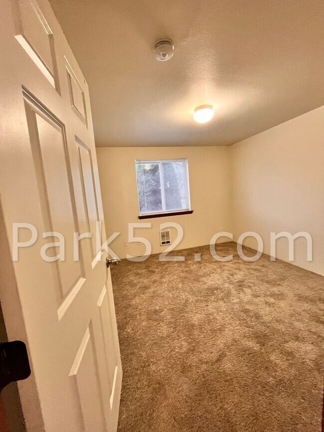 Building Photo - 2 Bedroom Ground Floor Apartment With Backyard