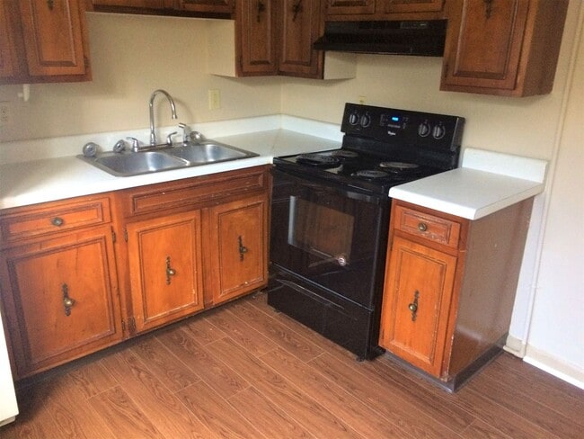 Building Photo - 2 Bedroom / 1 Bath Apartment Johnson City, TN