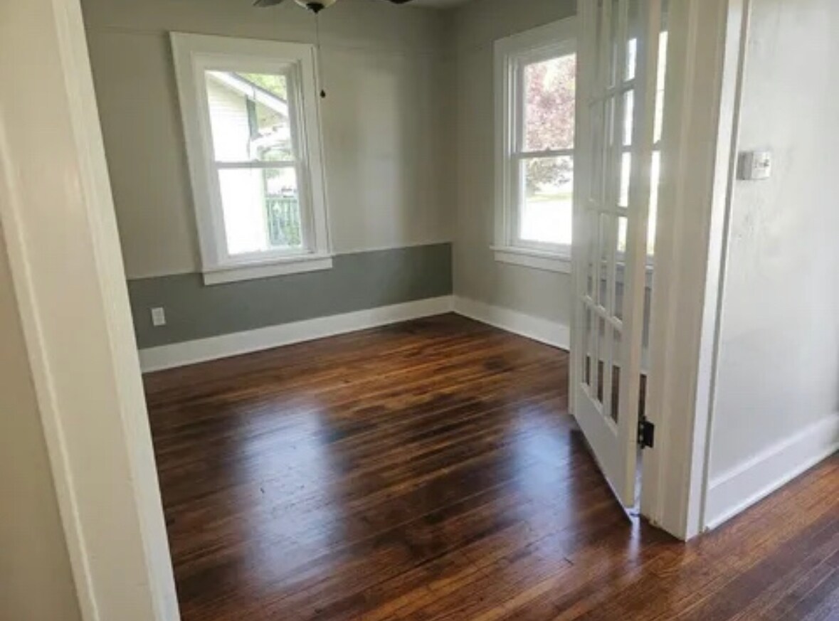 Building Photo - 719 S Market St