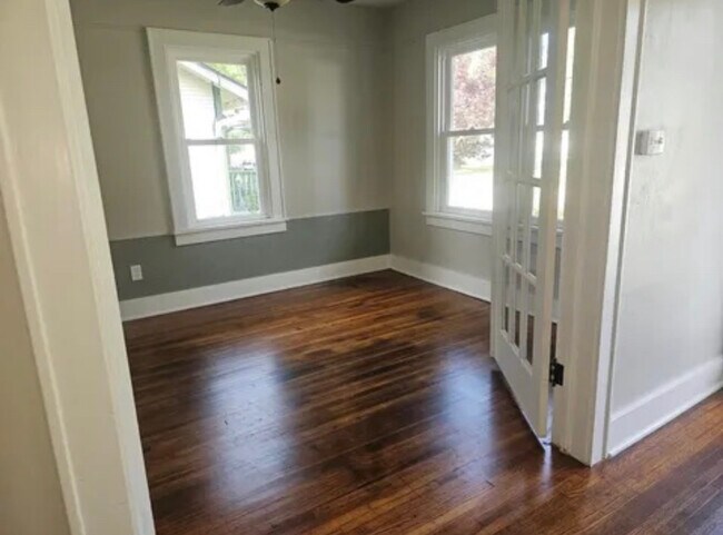 Building Photo - 719 S Market St