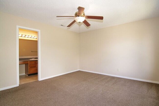Building Photo - LOVELY 3 BEDROOM, 2.5 BATHROOM HOME IN DESIRABLE NOBLESVILLE!