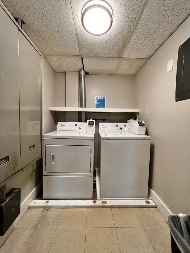 Building Photo - Robertson1001 (KC-JF-NB)