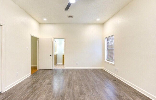 Building Photo - 16830 Scenic Gardens Dr