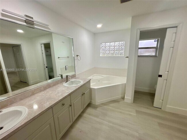 Building Photo - 142 SW 34th Pl