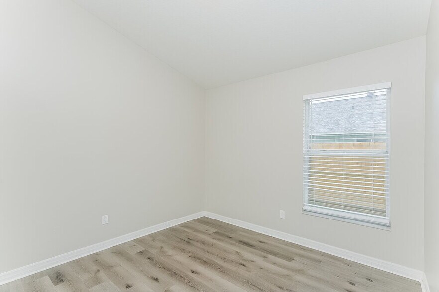 Building Photo - 1464 Lake Shore Ranch Dr