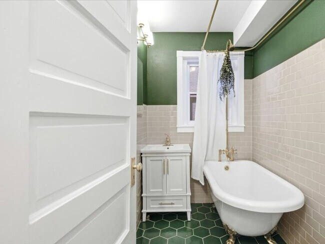 Building Photo - Cap Hill Beautiful 2 Bed Charming and Light Filled condo in the Blenheim