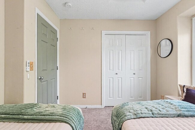 Building Photo - 7400 Newbrook Dr