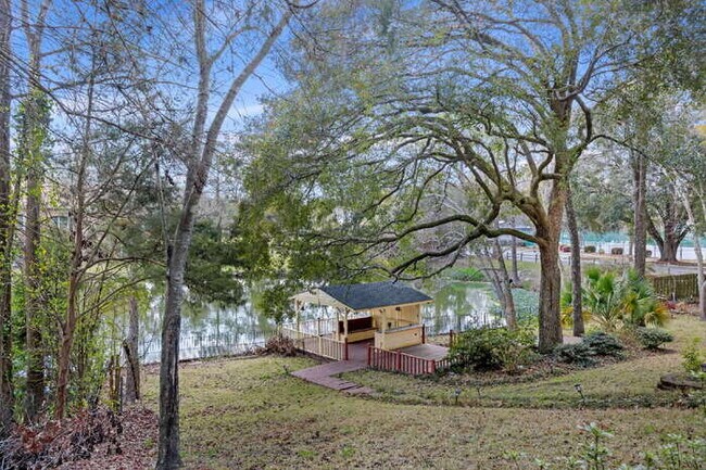 Building Photo - 100 Lakeview Dr