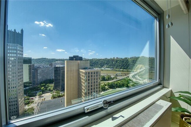 Building Photo - 320 Fort Duquesne Blvd