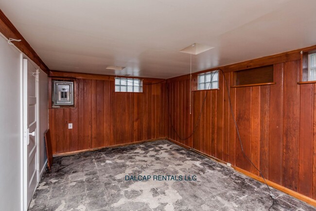 Building Photo - Firestone Park Home Available