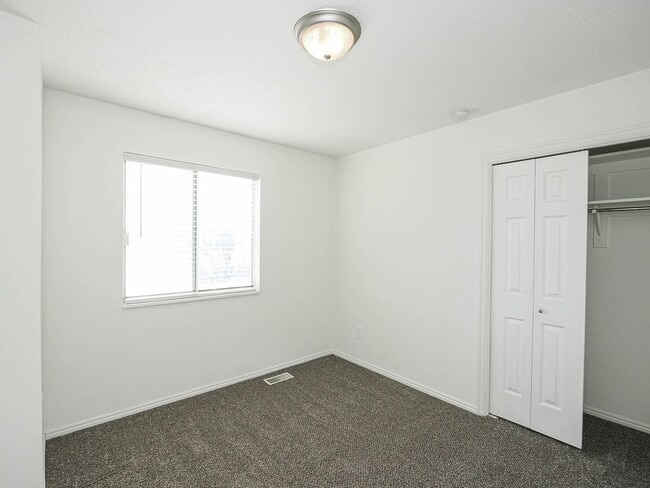 Building Photo - RES_LI_1683