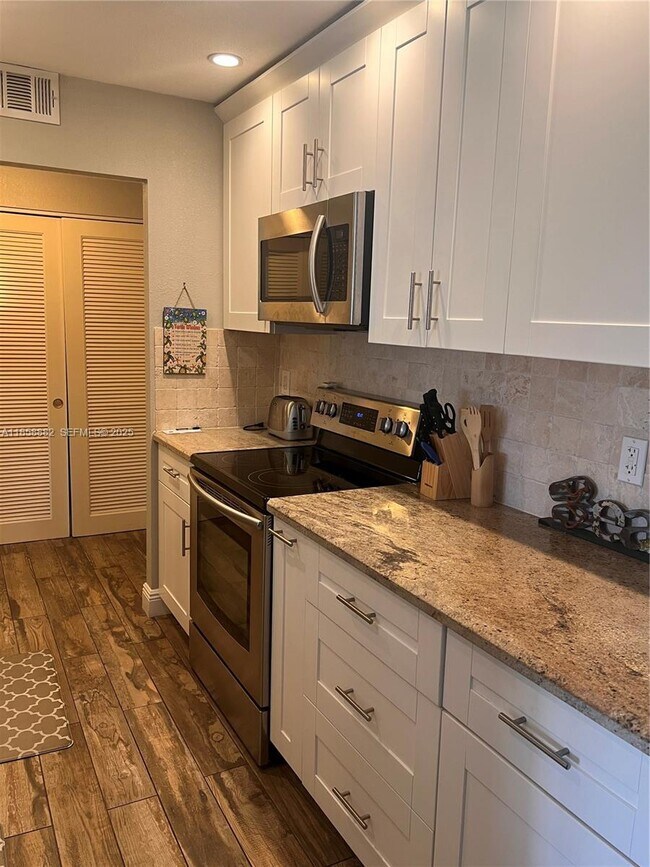 Building Photo - 400 N Riverside Dr