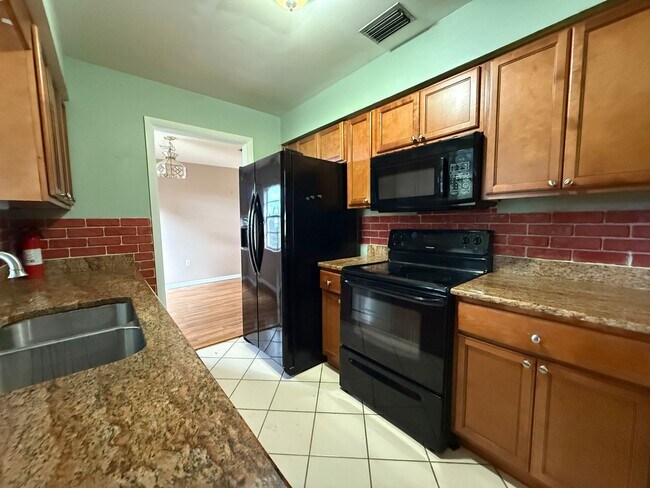 Building Photo - Englewood Park 3 bedroom, 2 bath available...