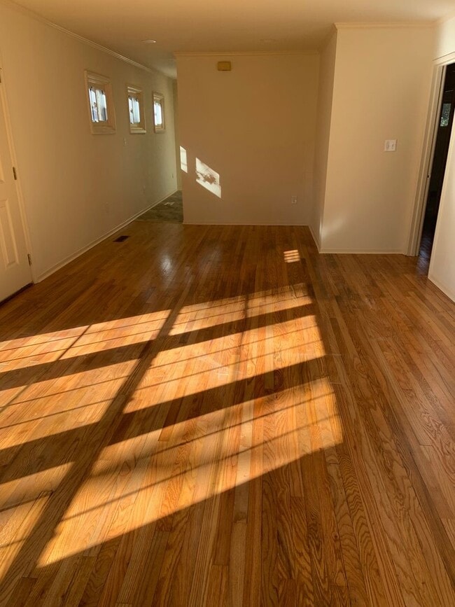 Building Photo - 3 Bedroom House with Private Backyard