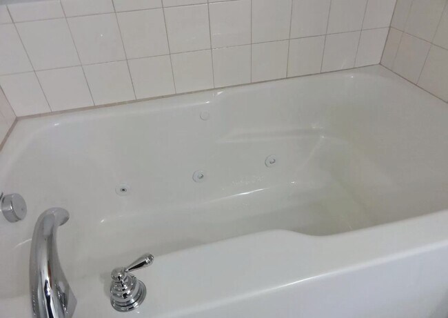 Grand bathroom jacuzzi bath - 334 Lora Dr