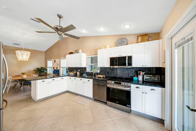 Building Photo - 7661 W Country Club Blvd