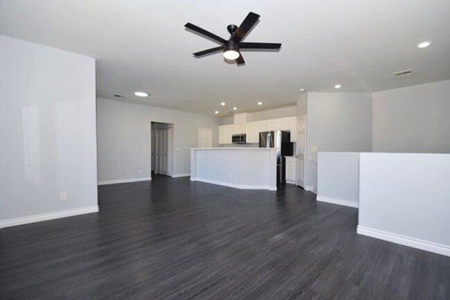 Building Photo - Spacious 2-bed 2-bath with Attached Car Ga...