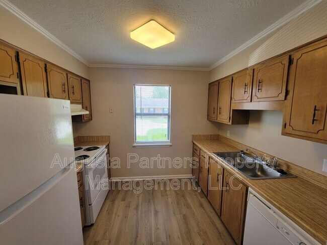 Building Photo - 207 Flores Ln