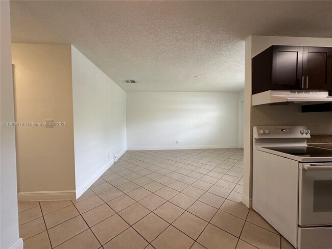 Building Photo - 2900 NE 17th Ave