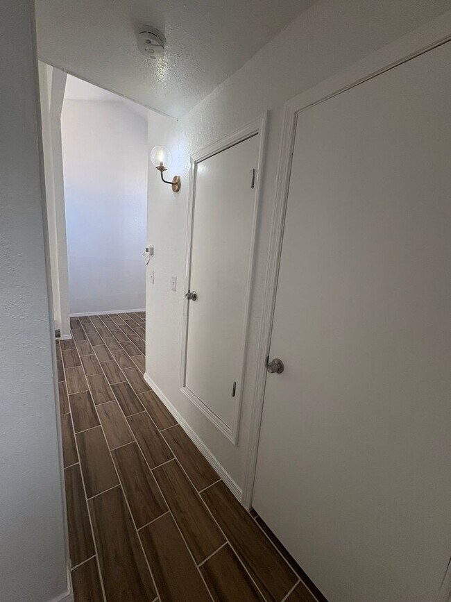 Building Photo - EASTSIDE DUPLEX FOR RENT