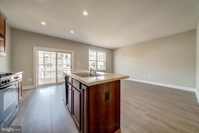 Building Photo - 15970 Greymill Manor Dr