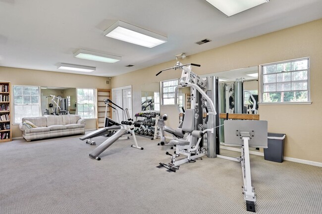 Building Photo - Beautiful and spacious 3 bedroom 2.5 bath ...
