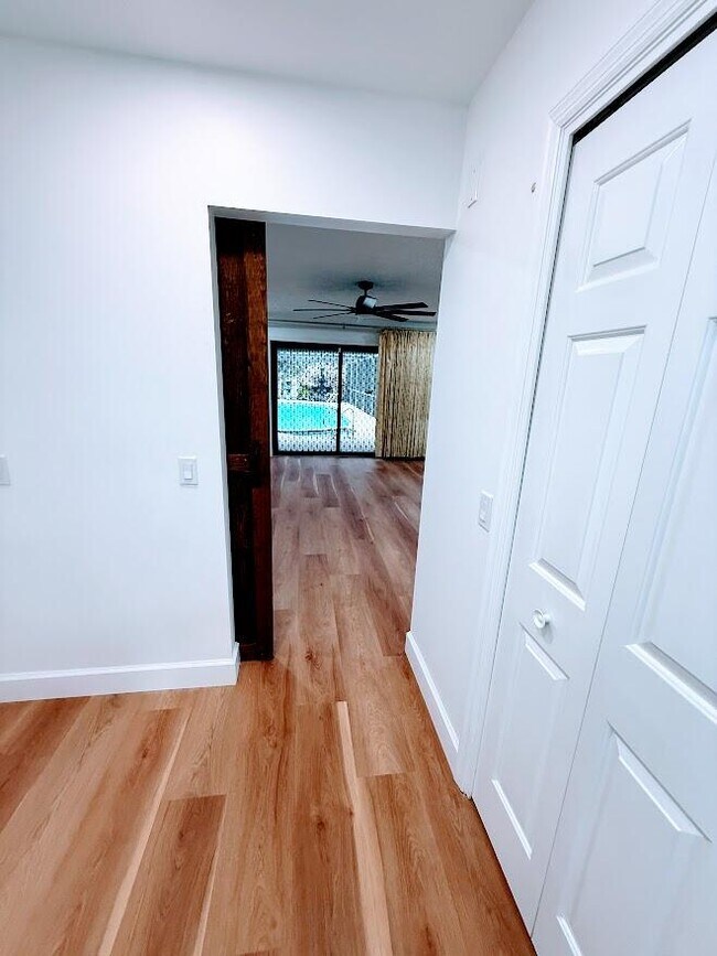 Building Photo - 465 SE Naranja Ave