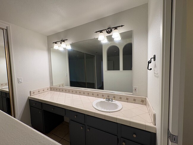 Building Photo - Beautiful 3 Bed, 2 Bath Home in a Desirabl...