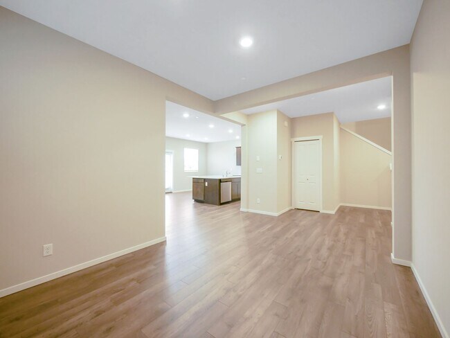 Building Photo - 4 Bed and 2.5 Bath Stunning Single-family ...