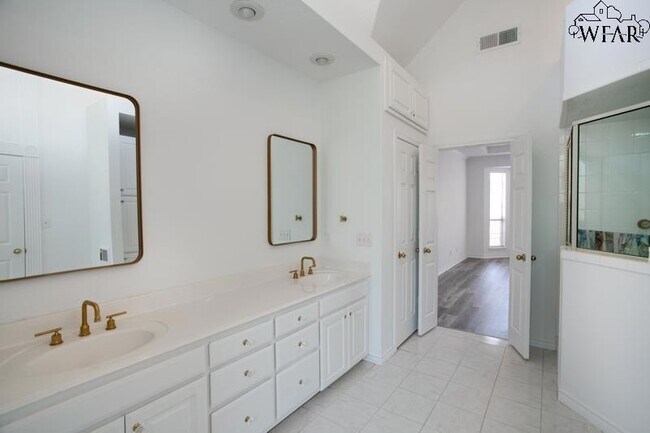 Building Photo - 8 Canyon Bluff Ct