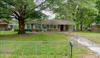 Building Photo - Charming 3-Bedroom Home - Move in by 12/15...