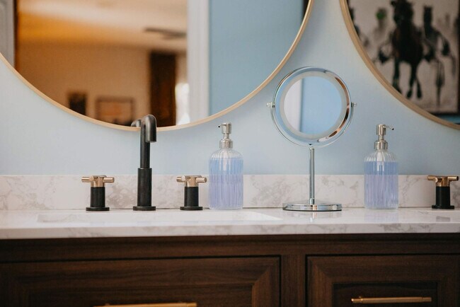 Building Photo - 946 Magnolia St SE