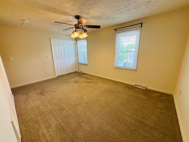 Building Photo - 3 Bedroom 1 full and 2 half bath Townhouse