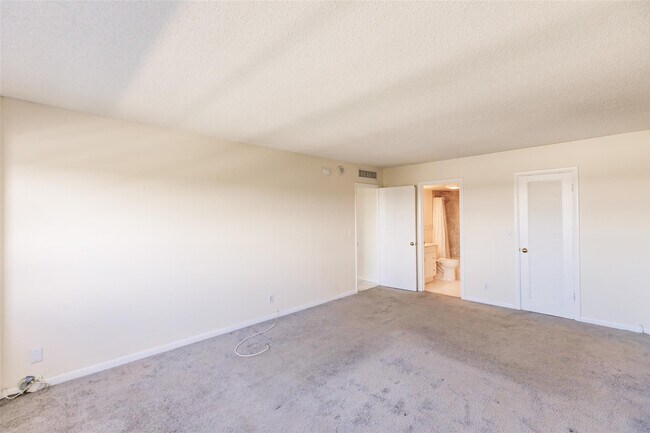 Building Photo - 340 Sunset Dr