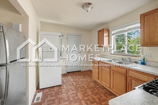 Building Photo - 3610 Oneida St