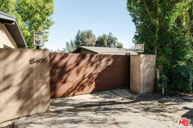 Building Photo - 15490 Milldale Dr