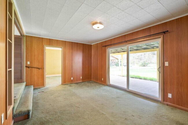 Building Photo - Quaint, inviting 4-bdrm/2-bath home in Cloverdale. Serene living, huge yard, covered patio