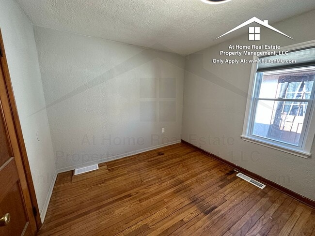 Building Photo - 1209 E Ash St