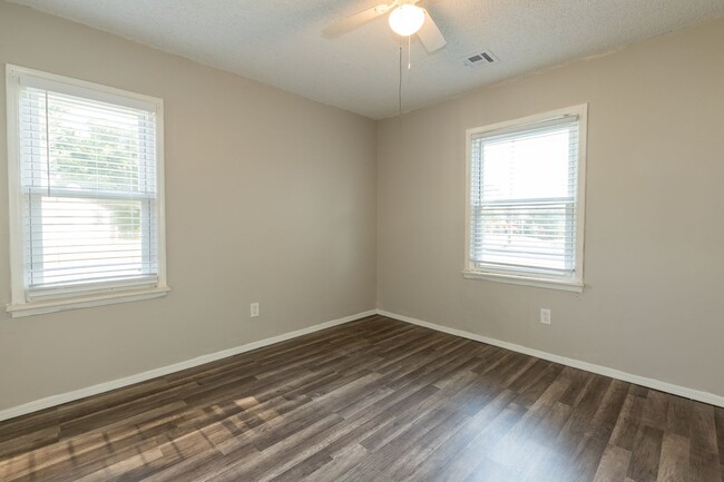 Building Photo - 3 Bed / 1 Bath in West Tulsa!