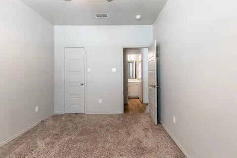Building Photo - Great 3/3 perfect for roommates and close ...