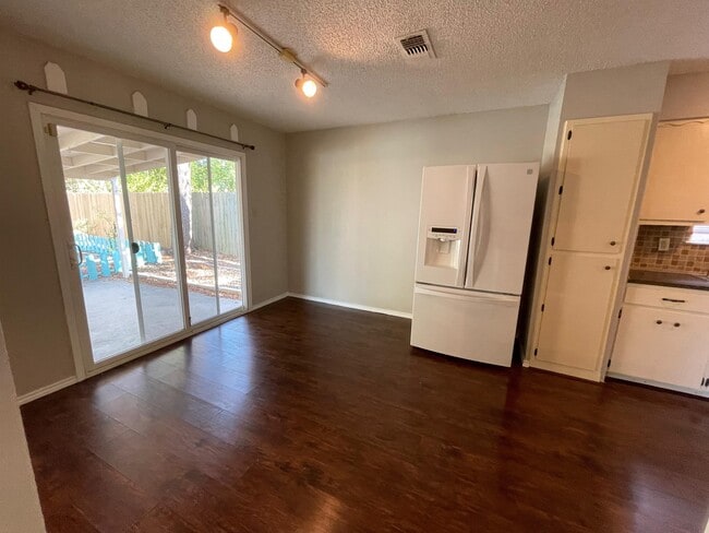 Building Photo - 412 Blue Valley Dr