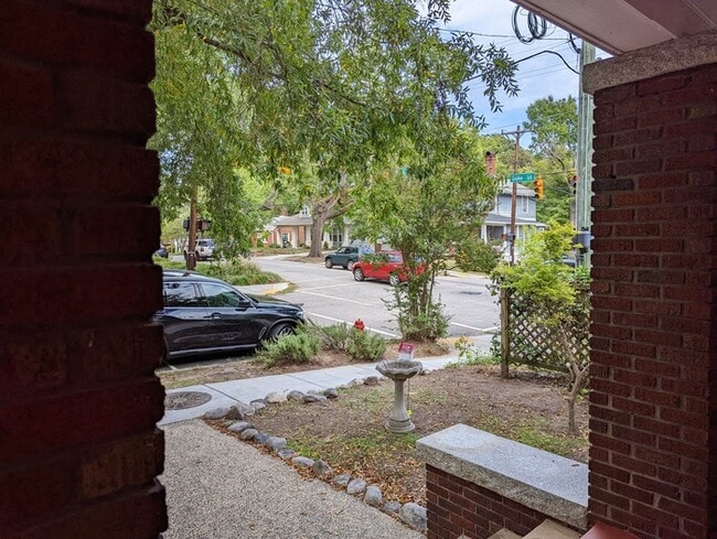 Building Photo - 901 W Markham Ave