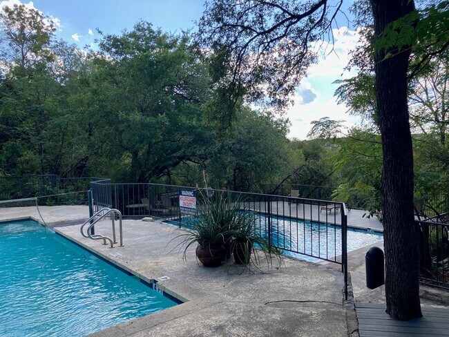 Building Photo - 4711 Spicewood Springs Rd