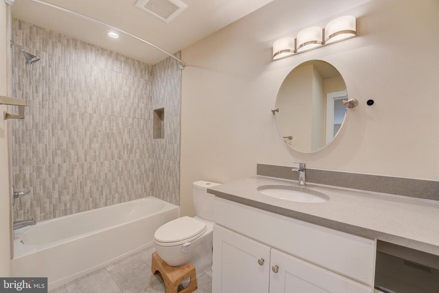 Building Photo - 1821 Carpenter St