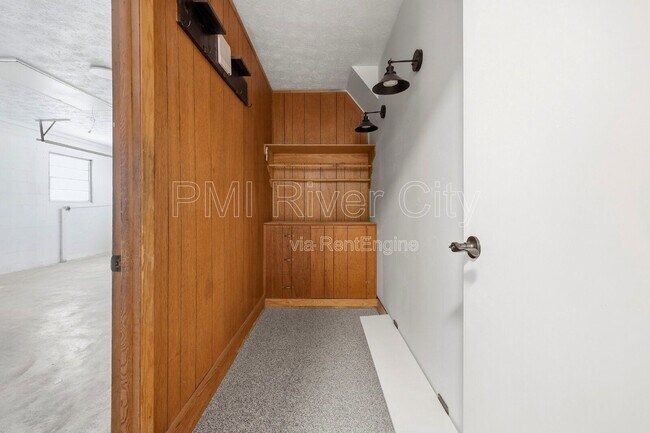 Building Photo - 2860 Cedarcrest Dr