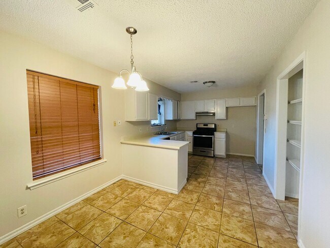 Building Photo - Recently remodeled home