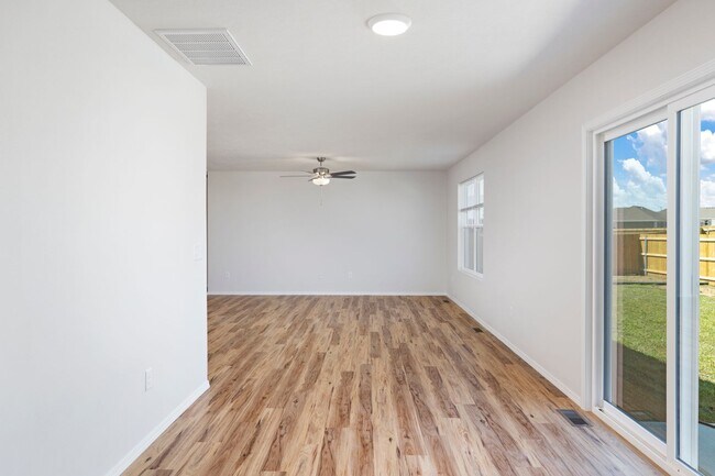 Building Photo - 3 Bedroom Rental with Fence!