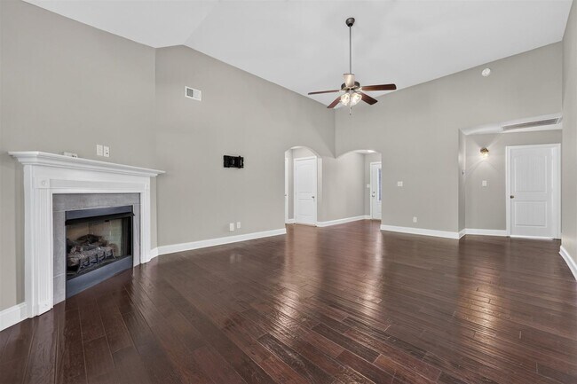 Building Photo - Pet Friendly Three Bedroom!