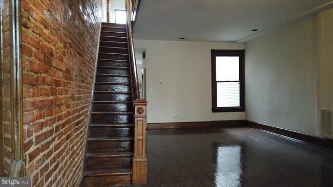 Building Photo - 604 9th St NE