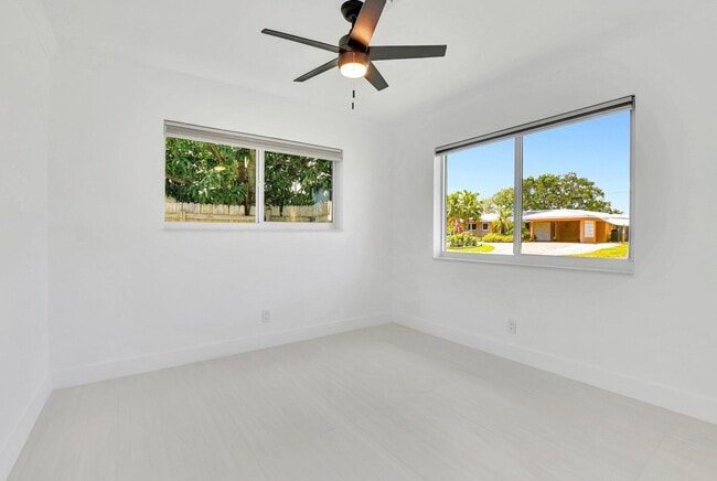 Building Photo - 832 SW 10th Ave